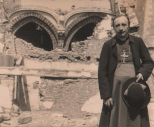 Mgr Villepelet devant les ruines à Saint-Gildas-des-Bois (1945)