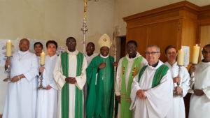 Mgr Koué avec les prêtres 