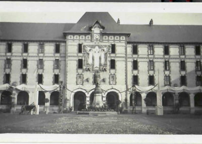 Décoration de la façade de la chapelle dans la cour intérieure, 17 mars 1937 (©Archives diocésaines de Nantes, 2Y016/057)