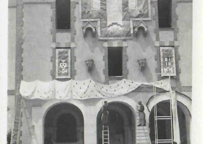 Décoration de la façade de la chapelle dans la cour intérieure, 17 mars 1937 (©Archives diocésaines de Nantes, 2Y016/059)