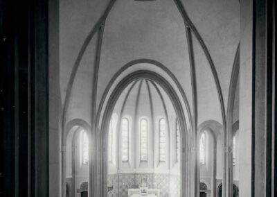 Vue intérieure et vitrail de la voûte, 1937 (©Archives diocésaines de Nantes, 2Y016-215)