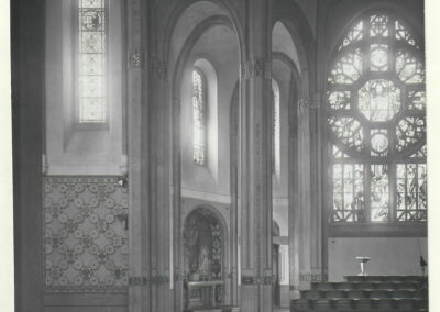 Vue intérieure sur l’autel Saint Joseph et la verrière Est, 1937 (©Archives diocésaines de Nantes, 2Y016-217)