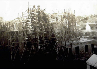 Vue du chantier. Montage de l’armature d’une des baies, 1935 (©Archives diocésaines de Nantes, 2Y016/153)
