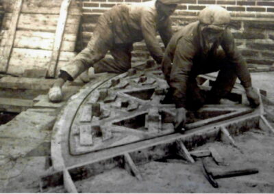 Vue du chantier. Les ouvriers préparent les cintres des futures verrières, 1935 (©Archives diocésaines de Nantes, 2Y016/159)