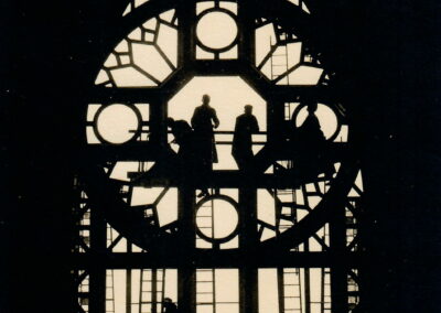 Grande verrière en construction, 1937. (©Archives diocésaines de Nantes, 2Y016/053).