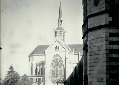 Vue extérieure de chapelle et de la grande verrière occidentale, 1937 (©Archives diocésaines de Nantes, 2Y016/210).