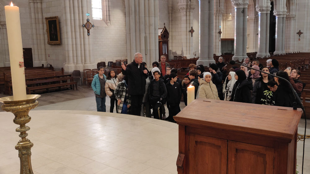 Quarante collégiens du collège Al-Bader à la basilique Saint Donatien