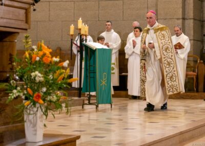 Monseigneur encense l'autel