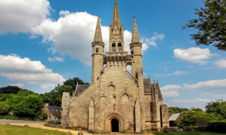 Pèlerinage des enclos paroissiaux en Bretagne
