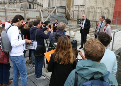 Mgr Percerou devant les journalistes