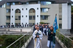 Procession avec le père Laganier