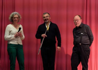 Odile Maillard, aumônier, présente les artistes